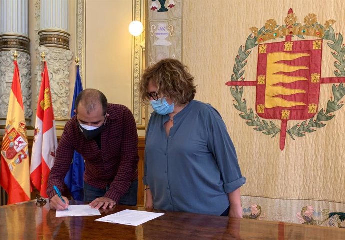 Firma del acuerdo entre CCOO y el Ayuntamiento de Valladolid.