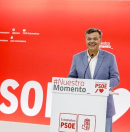 El portavoz del PSOE de Extremadura, Juan Antonio González, en rueda de prensa en Mérida