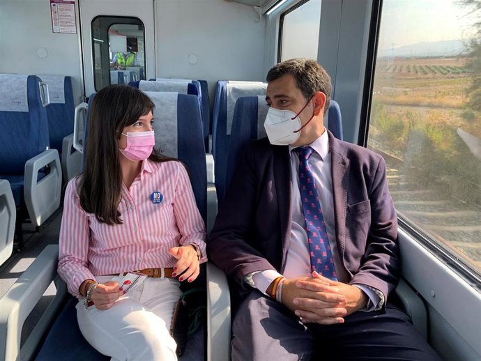 El consejero de Fomento e Infraestructuras, José Ramón Díez de Revenga, y la directora de Movilidad y Litoral, Marina Munuera, durante un viaje en el cercanías que verá interrumpido su servicio el próximo viernes