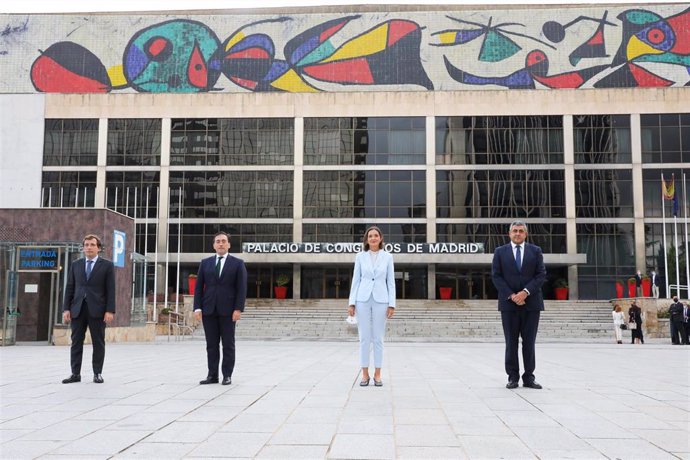 El ministro de Asuntos Exteriores, José Manuel Albares; la ministra de Industria, Reyes Maroto; el alcalde de Madrid, José Luis Martínez-Almeida, y el secretario general de la OMT, Zurab Pololikashvili, ante la futura sede de la OMT en Madrid