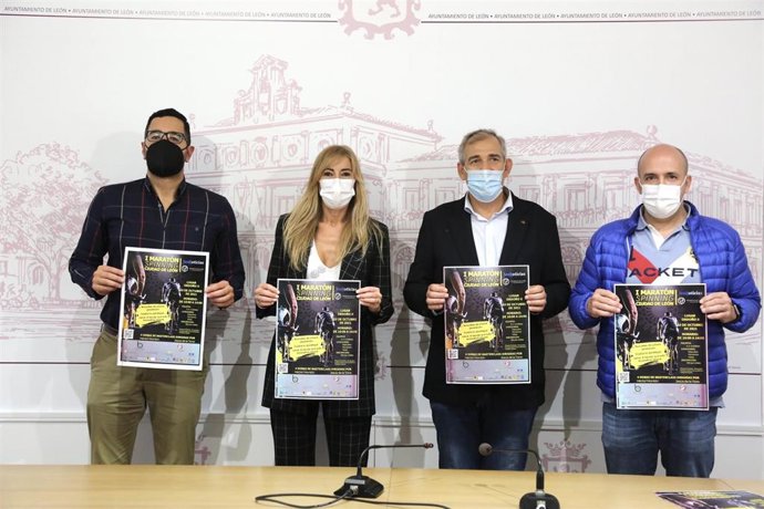 El concejal de Régimen Interior, Movilidad y Deportes, Vicente Canuria, junto a los representantes de Leonoticias, Yolanda Barrientos y José Luis Barrio, y Roberto Pérez de Red Lion.