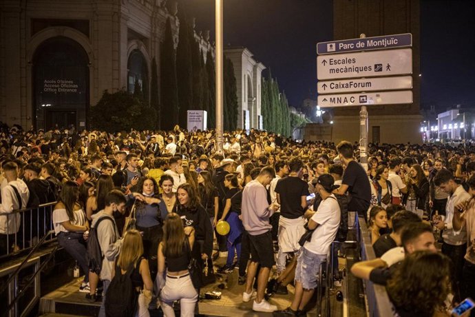 Grupos de personas se concentran en la vía pública durante el primer día de las fiestas de la Merc, a 24 de septiembre de 2021