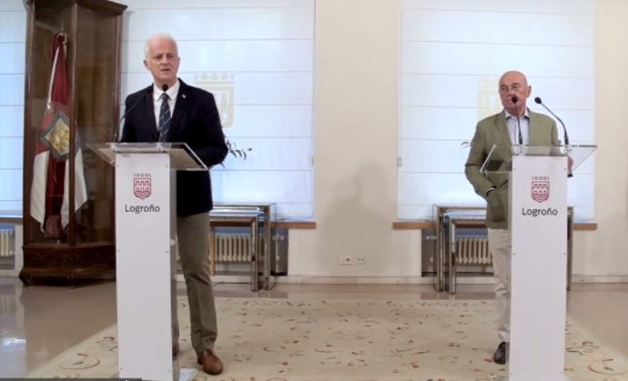 Hermoso de Mendoza, durante su comparecencia esta mañana con el presidente de la Cámara de Comercio, Jaime García-Calzada.