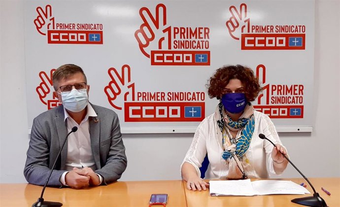 Pedro Fernández Raigoso, director general de Empleo y Formación (izqda..), con Marta Pulgar, secretaria de Política Institucional de CC.OO.