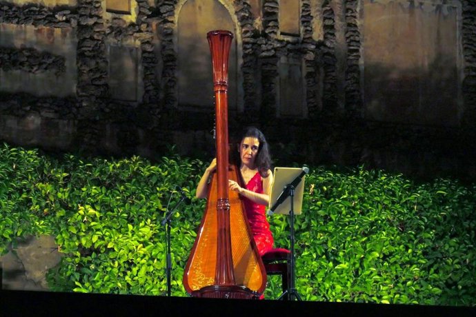 Archivo - Cristina Montes en una actuación en los jardines del Alcázar