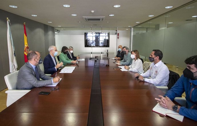 El vicepresidente económico de la Xunta Francisco Conde, y la conselleira de Emprego e Igualdade, María Jesús Lorenzana, se reúnen con los comités de empresa de Ence