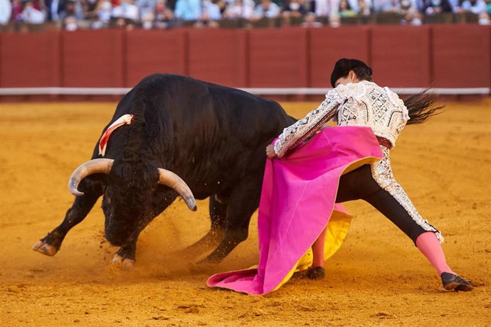 Imagen de archivo de una corrida en la plaza de toros de la Real Maestranza de Caballería durante el primer festejo taurino de la Feria de San Miguel 2021. 