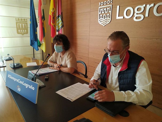 Los concejales del Grupo Municipal Popular en el Ayuntamiento de Logroño, Celia Sanz y Ángel Sáinz, han realizado esta mañana un balance de San Mateo 2021.