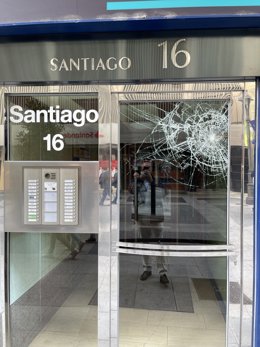 Rotura del cristal del portal de la sede de Vox en Valladolid.