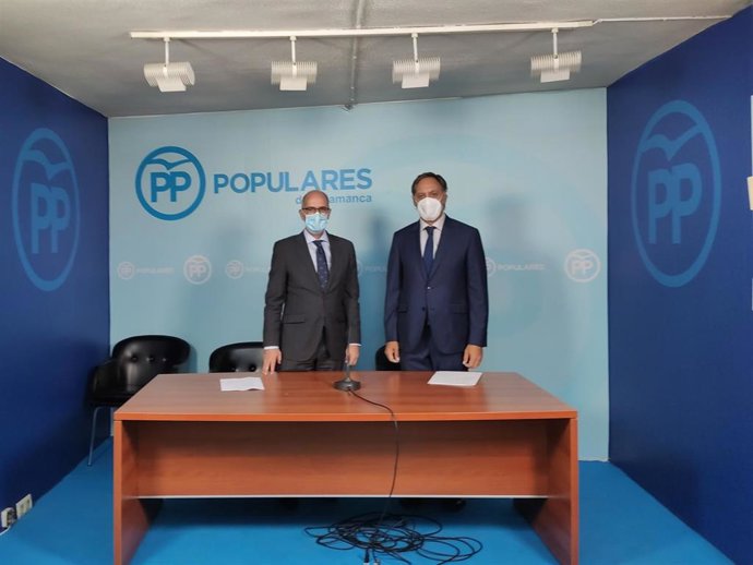 El presidente y el secretario provincial del PP de Salamanca, Javier Iglesias (i) y Carlos García Carbayo (d), respectivamente, en rueda de prensa.