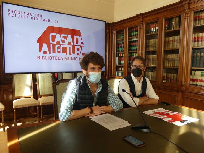 El concejal de Cultura, Alberto Espinar (derecha) y el coordinador del festival 'Vasos Comunicantes', Sergio Artero (derecha).