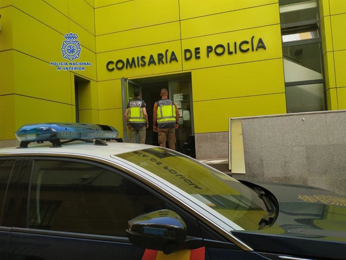 Dos agentes de la Policía Nacional, en la Comisaría de Policía Nacional
