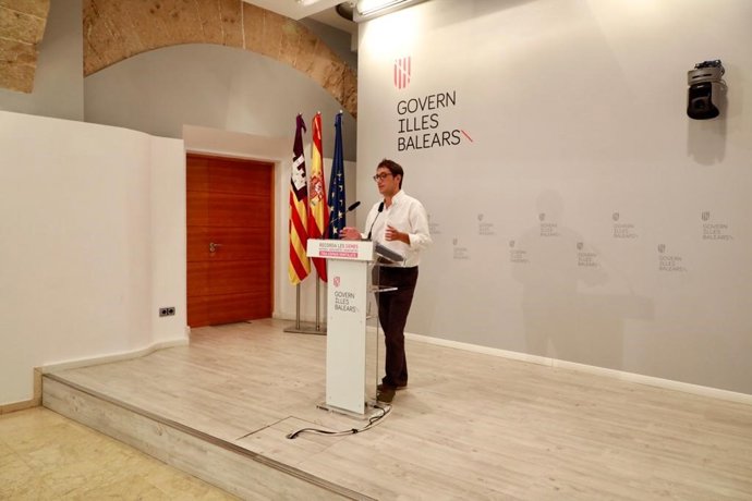 El portavoz del Govern, Iago Negueruela, durante una rueda de prensa en el Consolat de Mar.