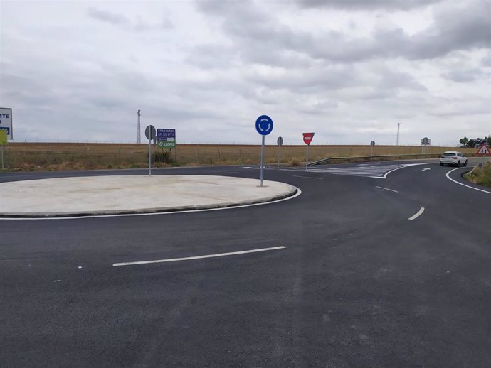 Nueva glorieta para mejorar el acceso a la autovía de Utrera en Montequinto.