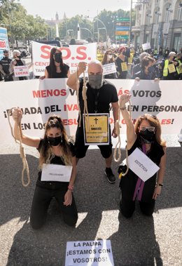 Varias personas sostienen pancartas durante una protesta organizada por las asociaciones y colectivos de La Alianza Empresarial por la Bajada del IVA a la Imagen Personal, a 27 de septiembre de 2021, en Madrid, (España). Las federaciones, asociaciones, 