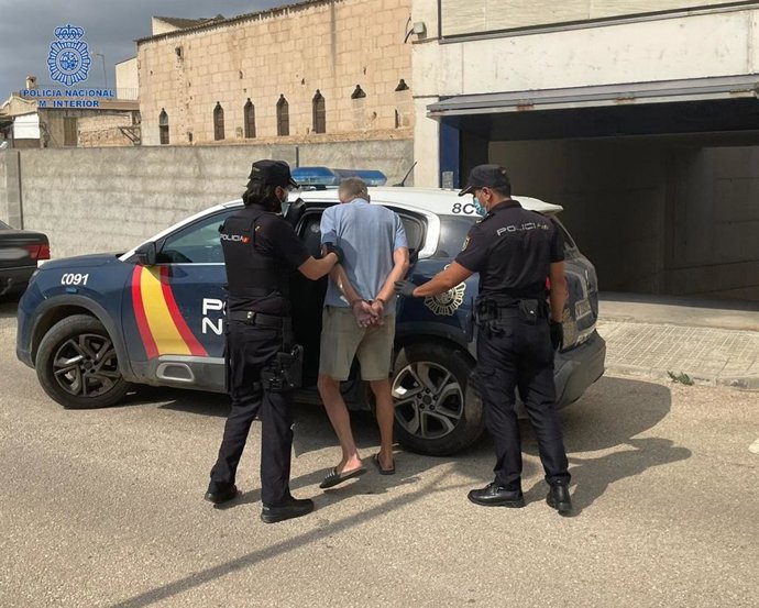 Detenido por mostrar y tocarse los genitales en la calle en presencia de menores.