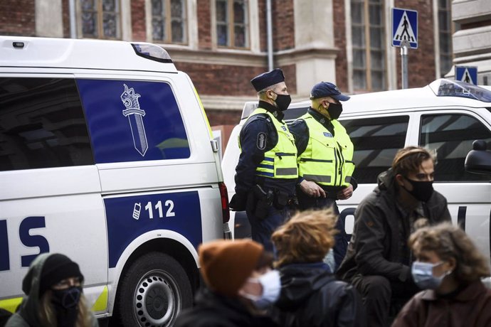 Archivo - 18 November 2020, Finland, Helsinki: Police stand guard during a sit-in protest called by the Extinction Rebellion movment outside the Ministry of Agriculture and Forestry. Photo: Emmi Korhonen/Lehtikuva/dpa