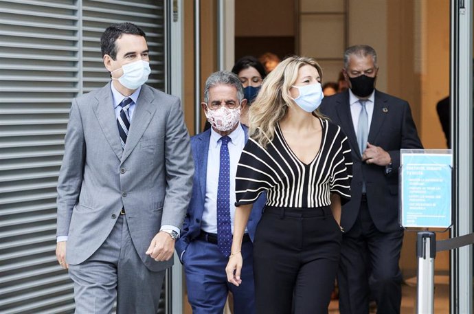 (I-D) El presidente del Centro Botín, Javier Botín-Sanz; el presidente de Cantabria, Miguel Ángel Revilla; y la vicepresidenta segunda del Gobierno y ministra de Trabajo, Yolanda Díaz, en el Centro Botín,  en Santander.