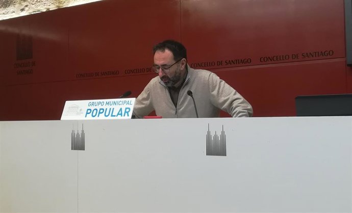 Archivo - El concejal del PP de Santiago Alejandro Sánchez-Brunete ha expuesto este lunes dos enmiendas para el proyecto de modificación de la Ordenanza Reguladora de Aparcamiento (ORA) con las que pretenden crear plazas gratuitas para los santiagueses 