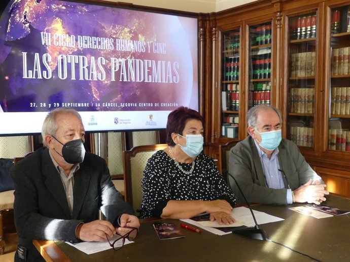 El programador del ciclo, Eliseo de Pablos (izquierda); la alcaldesa de Segovia, Clara Luquero (centro) y el director de la Fundación Valsaín, Álvaro Gil Robles.