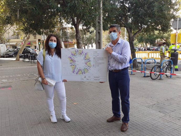 La teniente de alcalde de Infraestructuras y Accesibilidad, Angélica Pastor, junto con el regidor del Distrito de Llevant, Daniel Oliveira.