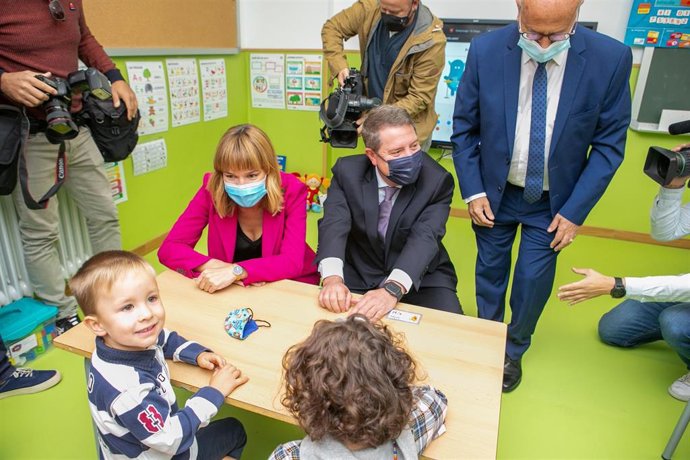 El presidente de Castilla-La Mancha, Emiliano García-Page, y la ministra de Educación y Formación Profesional, Pilar Alegría, inauguran la Sección Escolar, de Fuentenava de Jábega.