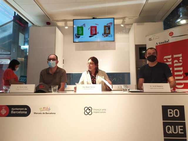 El presidente de Amics de la Rambla, Fermí Villar, la directora general de grupo Gsr, Roser Torras, y el concejal del distrito de Ciutat Vella, Jordi Rabassa, durante la presentacion de la VII de el 'Tast de la Rambla'.