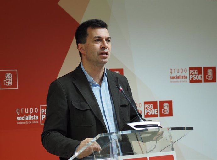 El secretario xeral del PSdeG, Gonzalo Caballero, en una rueda de prensa en el Parlamento de Galicia