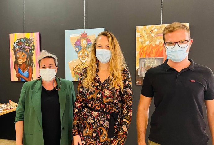 La regidora de Justicia Social, Feminismo y LGTBI, Sonia Vivas, la artista Sylvia Raij, y el director general del área, Alberto Rosauro.