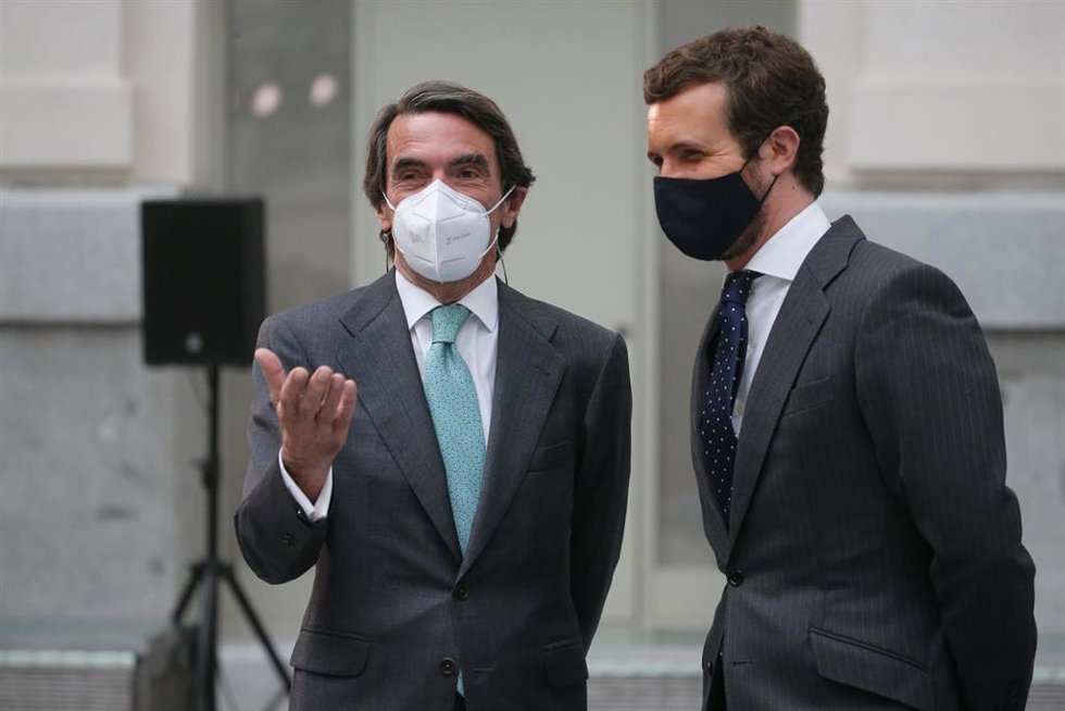 Archivo - José María Aznar (i.) y Pablo Casado