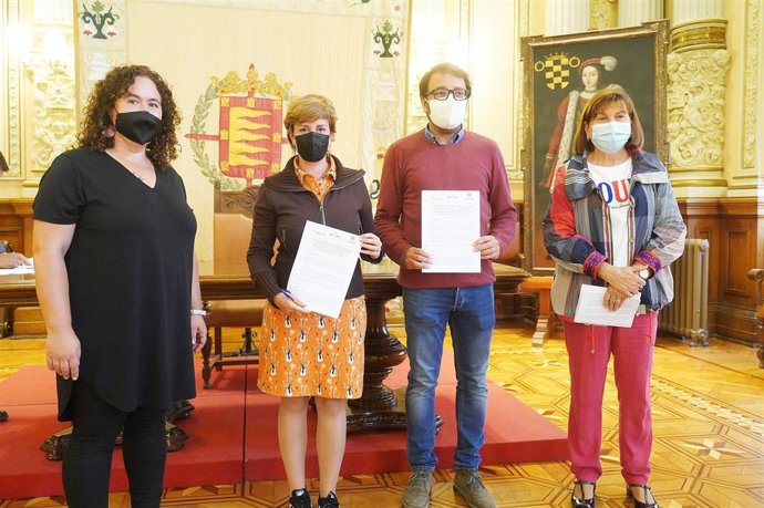 Firma de los acuerdos entre el Ayuntamiento de Valladolid y la asociación VallaEcolid.