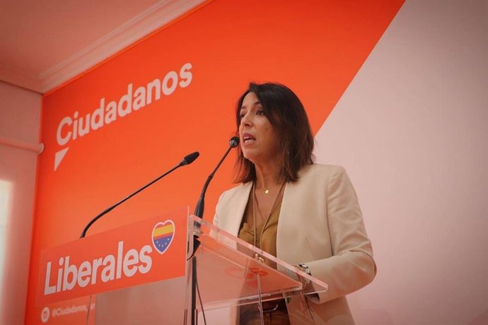 La presidenta del Parlamento y secretaria de Relaciones Institucionales de Cs en Andalucía, Marta Bosquet, este lunes en rueda de prensa.
