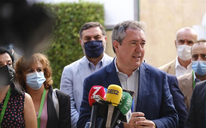 Archivo - El secretario general del PSOE-A, Juan Espadas, atiende a los medios este lunes en el Parlamento andaluz.