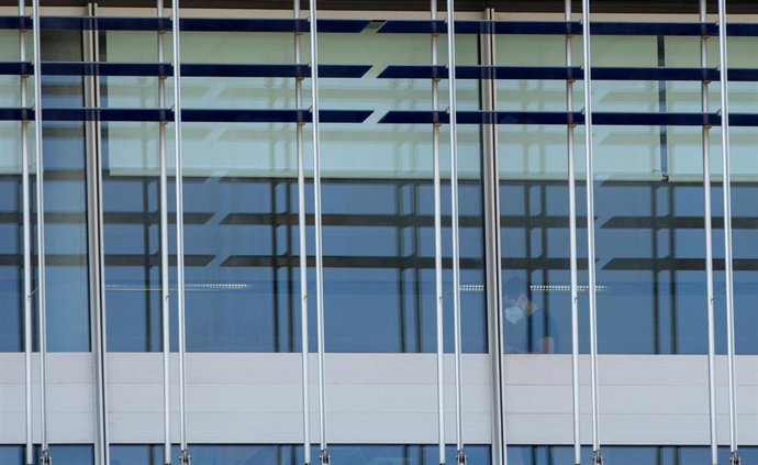 Archivo - Trabajador en la sede de Abegoa de Sevilla, donde agentes de la Guardia Civil han realizado un registro  por delitos societarios y contra el mercado y consumidores. En Sevilla (Andalucía, España), a 13 de abril de 2021.