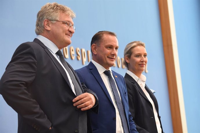 27 September 2021, Berlin: Top candidates of the Alternative for Germany party (AfD) in the federal election, Tino Chrupalla and Alice Weidel, stand with Joerg Meuthen, AfD's federal spokesman, at the Federal Press Conference before commenting on the ou