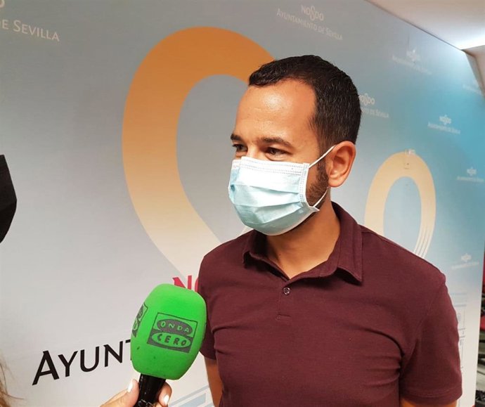 González Rojas atiende a los medios de comunicación.