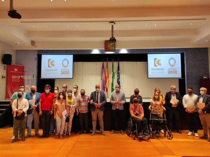 El presidente de la Diputación, Antonio Ruiz (centro), junto a representantes y miembros de la entidades beneficiarias.