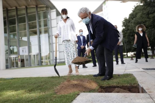 Emiliano García y Silvia Andrés entierran una 'cápsula del tiempo'