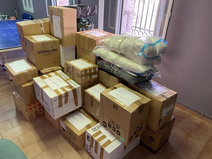 Cajas clasificadas de los productos donados para los afectados por el volcán en La Palma