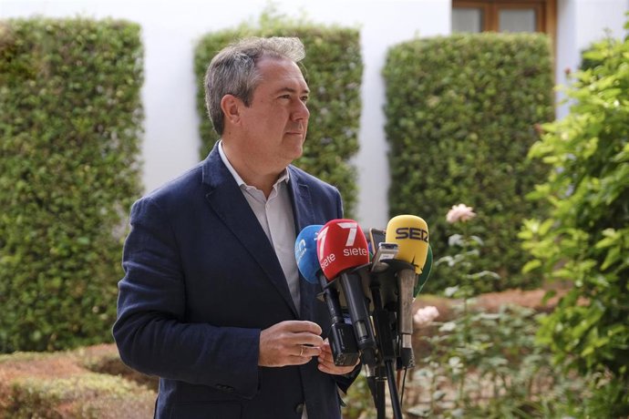 Archivo - El alcalde de Sevilla, Juan Espadas, atiende a los medios en el Parlamento andaluz.