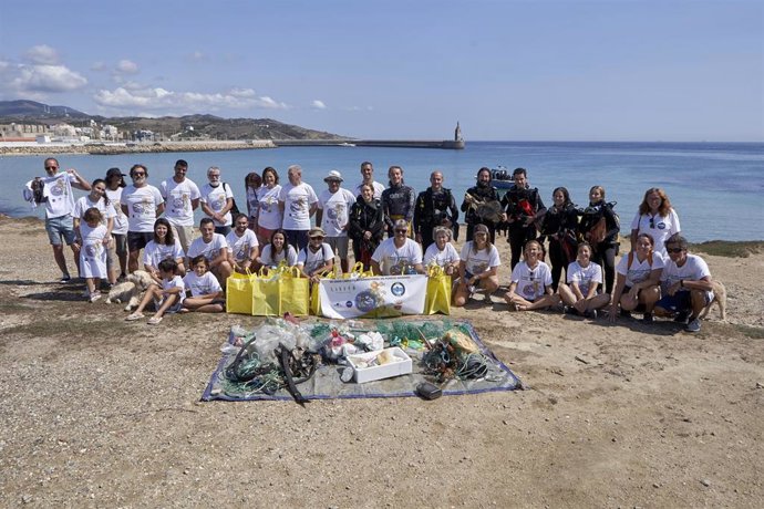 25.09.2021. Andalucía. Cádiz. Tarifa. Foto De Grupo De Los Voluntarios Que Han Participado En La Limpieza De Fondos Marinos En La Playa Chica De La Isla De Tarifa. Foto: Gogo Lobato.