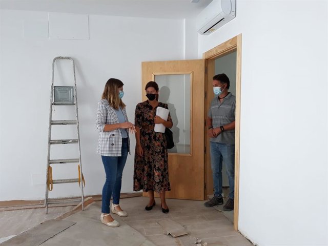 La delegada territorial de Regeneración, Justicia y Administración Local, Mónica Alejo, en una visita a Cuevas del Becerro (Málaga) donde se han realizado varios proyectos gracias al PFEA
