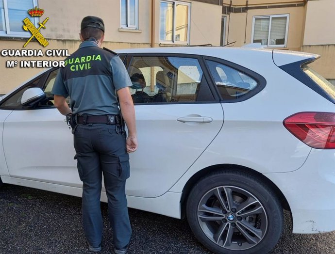 Un agente participa en la investigación