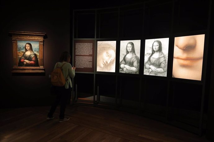 Una mujer observa una de las muestras de la exposición 'Leonardo y la copia de la Mona Lisa. Nuevos planteamientos sobre la práctica del taller vinciano', en el Auditorio del Museo del Prado, a 27 de septiembre de 2021, en Madrid (España). La exposición