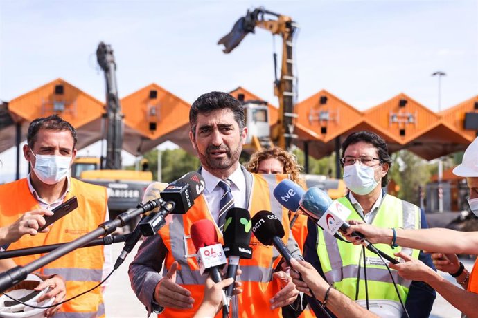 El vicepresident del Govern, Jordi Puigneró, durante su visita a las obras de desmantelamiento del paeje de la C-33 en Mollet del Valls (Barcelona).