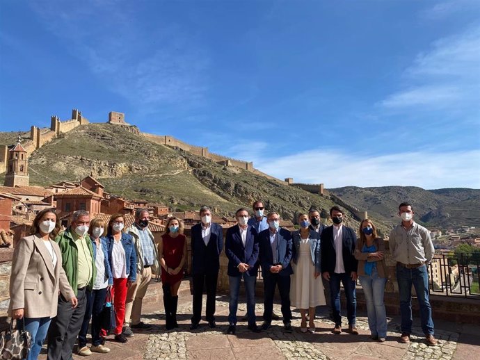 El presidente del PP Aragón, Luis María Beamonte, se reúne en Albarracín con cargos y representantes del partido en la zona.