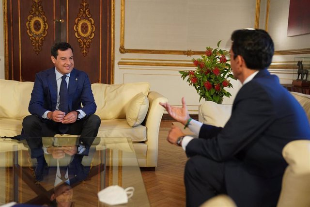 El presidente de la Junta, Juanma Moreno, se reúne con el alcalde de Granada, Francisco Cuenca