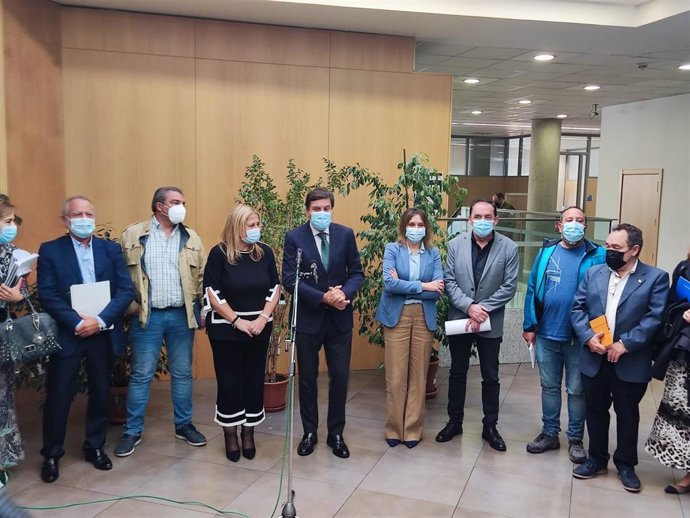 El consejero de Economía y Hacienda, junto a la delegada de la Junta en Soria (izda) y la consejera de Educación (dcha) presenta el Plan Soria.