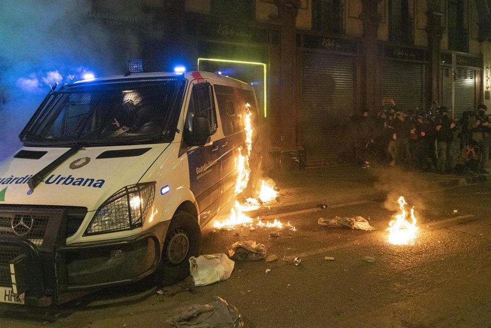 Archivo - Disturbios y destrozos tras la manifestación en defensa de la libertad de Pablo Hasél y los derechos sociales tras 12 días de protestas, en Barcelona (España), a 27 de febrero de 2021. La protesta ha sido convocada por Arran, la CUP, Endavant,