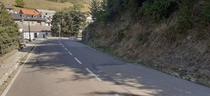 La carretera HU-V-2201 a su paso por Borau (Huesca), cerrada al tráfico de camiones durante dos meses.